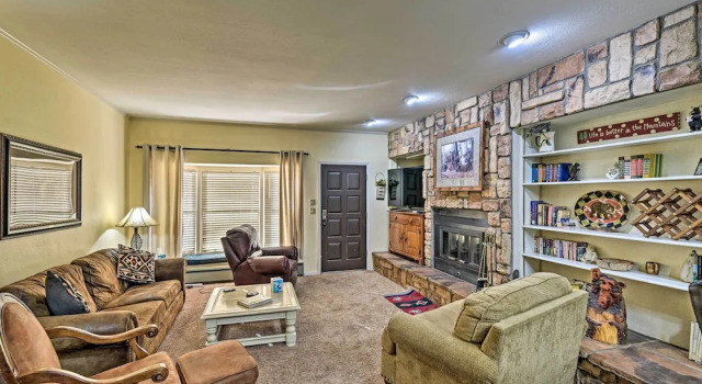 Red River Townhome With Balcony & Mtn Views!, Varaa Huoneisto Red River 