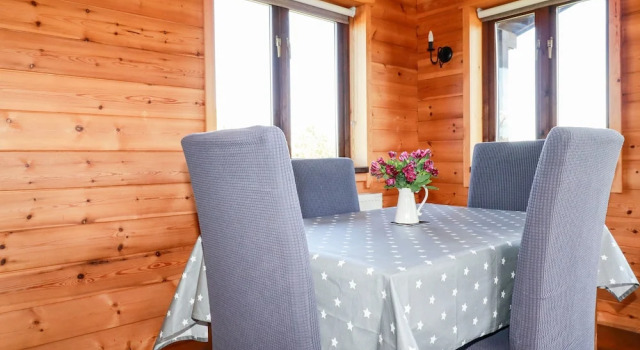 Mökki parvekkeella Willow Lodge