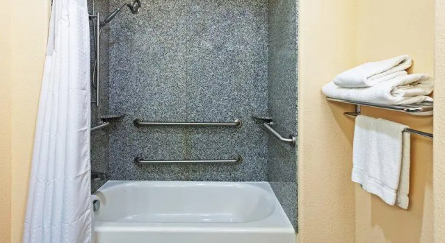 Люкс с 2 комнатами Holiday Inn Express & Suites Cleveland by IHG