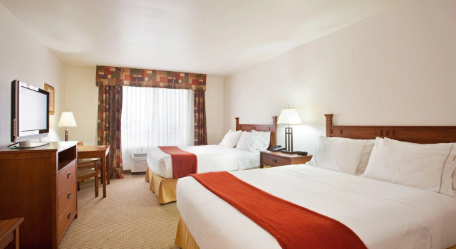Четырёхместный номер Standard Holiday Inn Express Hotel & Suites Mattoon by IHG