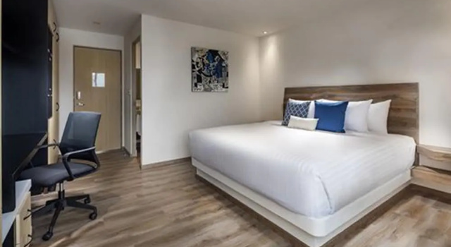 Двухместный номер Superior с балконом ROOM Hotel & Suites