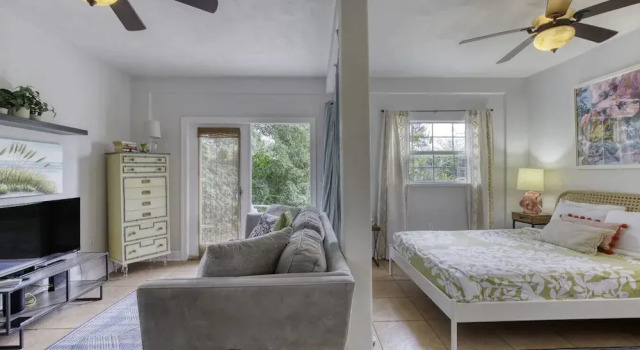 1 Bedroom Spanish Bungalow Guest House, Забронировать Гостевой дом Гостевые дома Daytona Beach Area, Гостевой дом