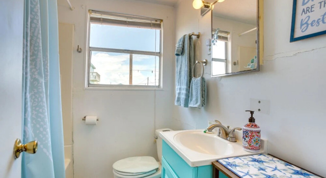 Коттедж Bright Surfside Beach Home w/ Deck, Walk to Beach!