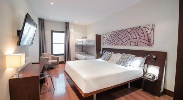 Четырёхместный номер Petit Palace Marques Santa Ana