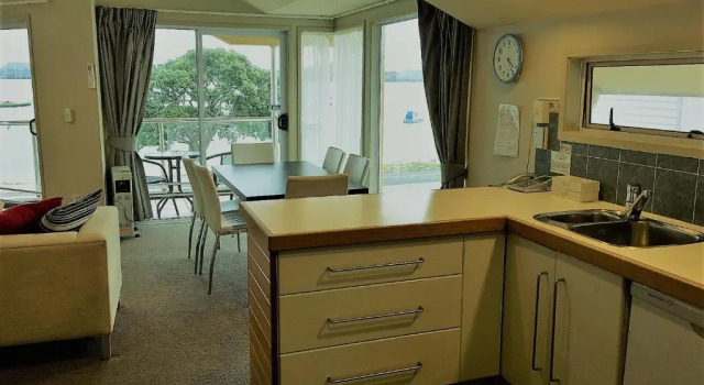 Люкс с 2 комнатами с видом на море Bucklands Beach Waterfront Motel