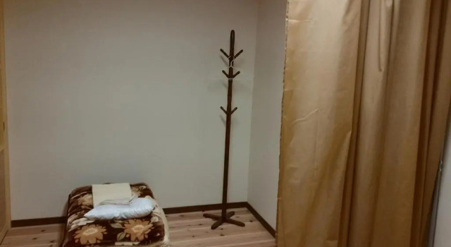 Кровать в общем номере (мужской номер) Marugame Guest house Wellkame