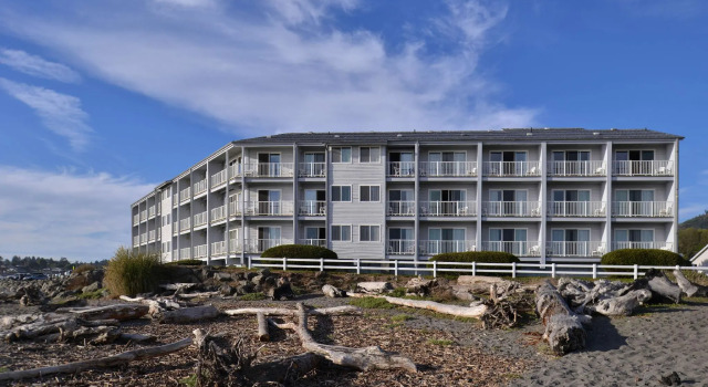 Кровать в общем номере Beachfront Inn