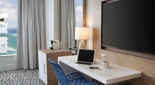 Номер с балконом Signia by Hilton Diplomat Beach Resort