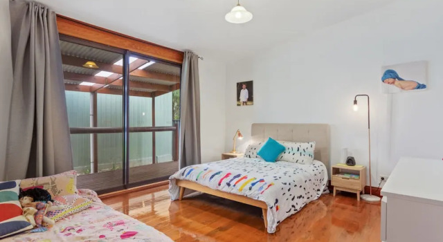 The Log Cabin - 47 Jetty Road, Book Hotel Normanville South Australia