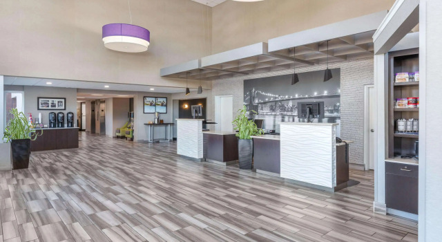 La Quinta Inn & Suites Clifton, Rezerwuj Hotel Hotele w New Jersey z basenem, Basen