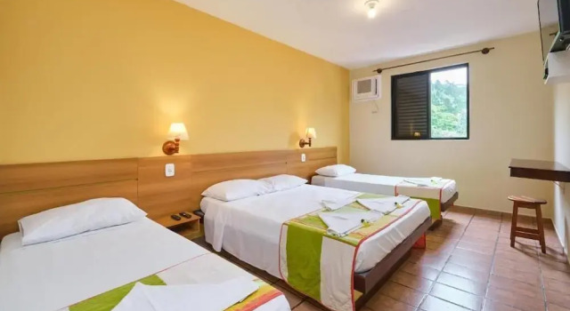 Четырёхместный номер Deluxe с балконом Hotel Ponta das Toninhas