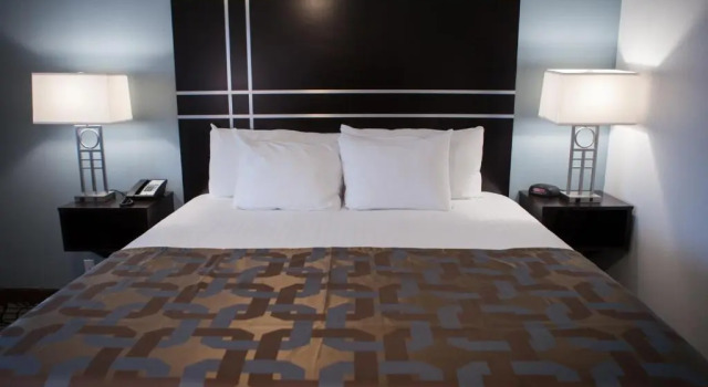 Номер Standard с балконом La Quinta Inn & Suites by Wyndham Lubbock Southwest