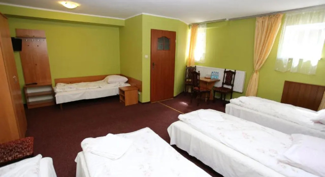 Кровать в общем номере Hotel Kakadu