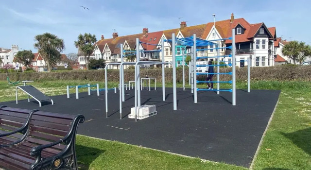 Апартаменты Worthing Beach 180 - 2 bed Seafront With Parking