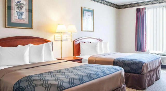 Четырёхместный номер Standard Rodeway Inn & Suites Milwaukee Airport