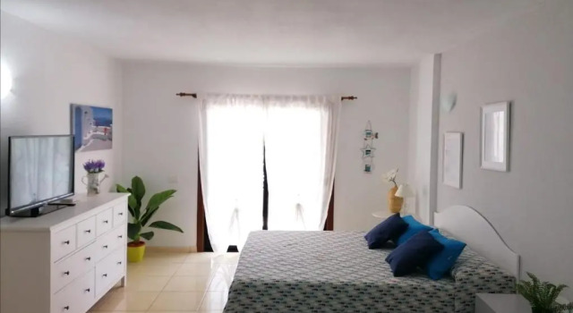 Large studio apartment with lovely terrace and wifi, Prenota Appartamento Hotel a Tenerife con piscina, Piscina