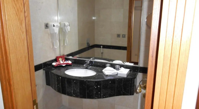 Трёхместный номер Nozol Royal Hotel