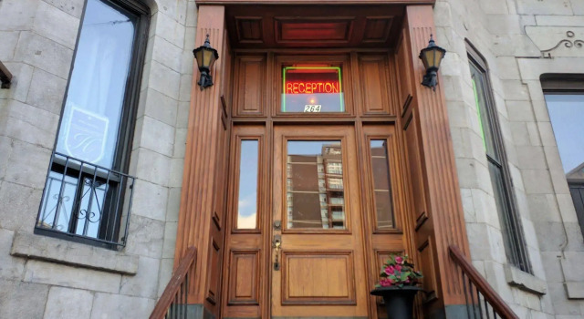 Hotel Casa Bella, Rezerwuj Hotel Hotele w Montreal z parkingiem, w pobliżu Quebecor, Parking