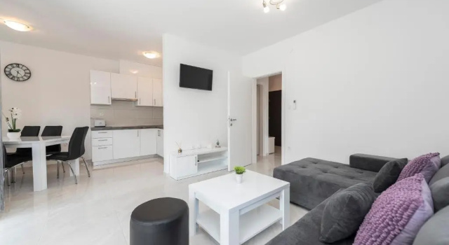 Villa Star 5 a centrally located ap. with a pool, Забронировать Вилла Коттеджи Новалья, Коттедж
