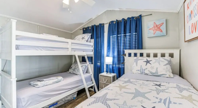 Коттедж с 2 комнатами Walk to Beach: Miramar Tropical Cabana w/ Deck!