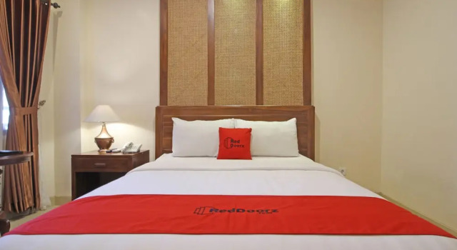 RedDoorz Premium At The Garden Suites Solo