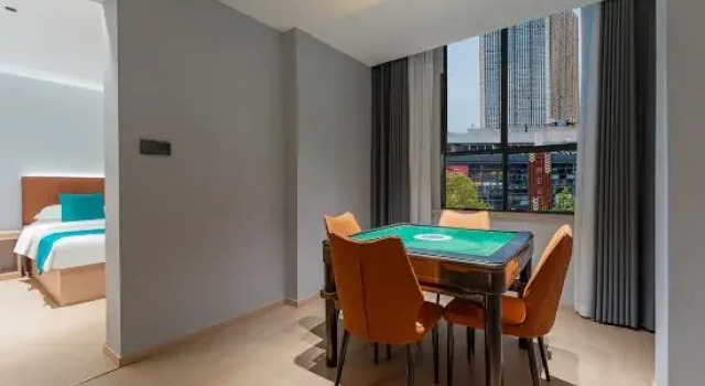 Люкс Freedom Hotel (Yichang Binjiang Wanda Tourist Center)