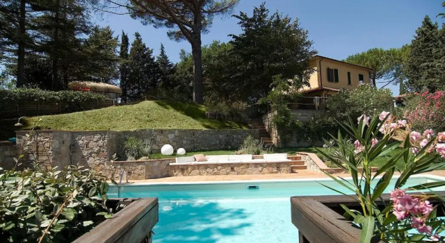 Вилла Stunning Country House overlooking Tuscany hills