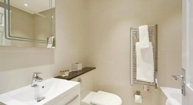 Апартаменты с 3 комнатами Queensgate Court Apartments