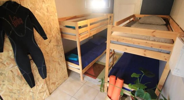 Кровать в общем номере Alma Libre Yoga & Surf House