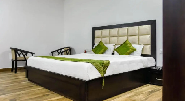 Номер Premium Treebo Red Petal Jalandhar