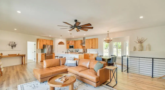 2 Mi to Lake: Stunning Twin Lakes Home w/ Deck, Buchen Sie Ferienhaus Twin Lakes USA