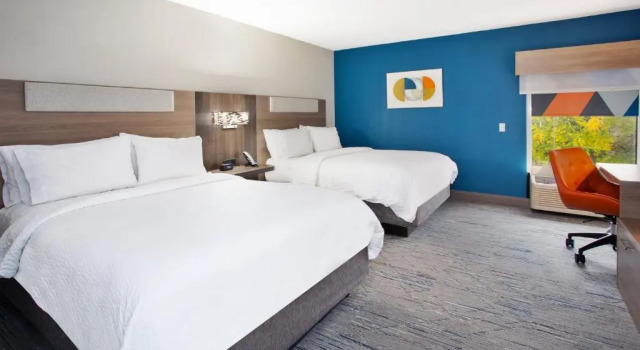 Четырёхместный номер Standard Holiday Inn Express Hotel & Suites Dover by IHG