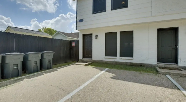 Апартаменты Pets Welcome! Humble Townhome 4 Mi to Airport