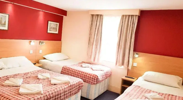 Четырёхместный семейный номер Standard Carlton Hotel