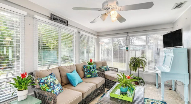 Коттедж Fort Myers Bungalow - 12 Miles to the Beach!