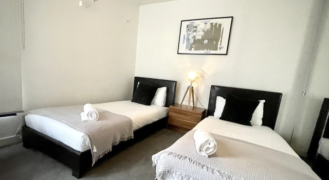 Семейные апартаменты с 2 комнатами с балконом и с видом на город ReadySet Apartments on Spencer