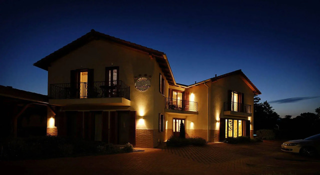 Hullám Villa B&B, Rezervați Vilă Hoteluri în Siófok cu parcare, Parcare