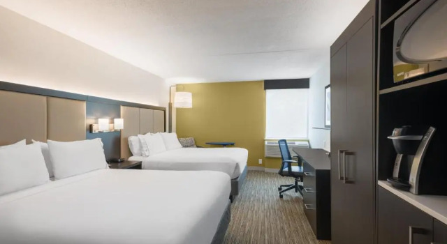 Четырёхместный номер Standard Holiday Inn Express Ramsey-Mahwah by IHG