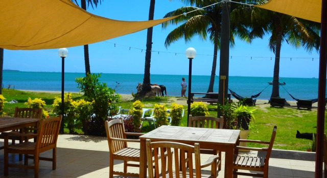 Кровать в общем номере Sailors Beach Fiji