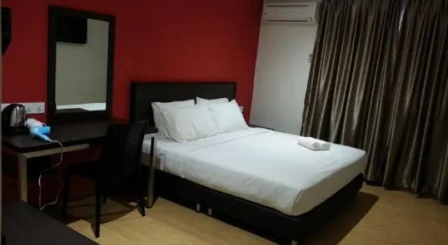 Кровать в общем номере Padungan Hotel