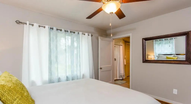 Коттедж с 2 комнатами The Blue Door Bungalow - Luxury Home Downtown Houston