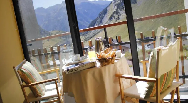 Семейный номер Standard с красивым видом из окна Hotel Edelweiss Candanchú