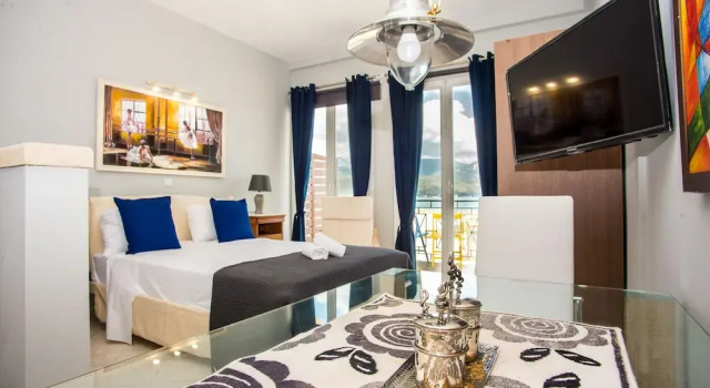 Студия с балконом и с видом на море Xenia Ionis luxury apartments