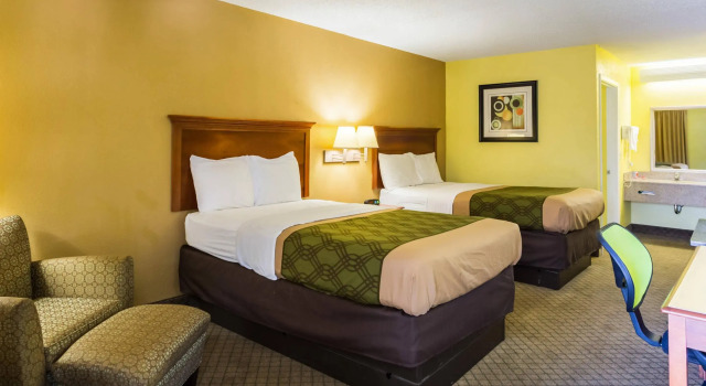 Четырёхместный номер Standard Econo Lodge Picayune