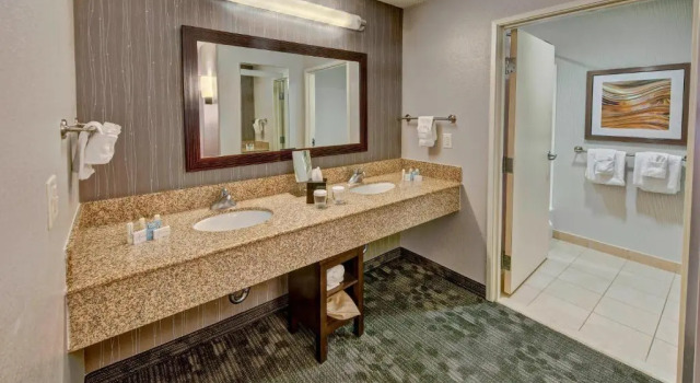 Двухместный люкс c 1 комнатой Courtyard by Marriott Alexandria