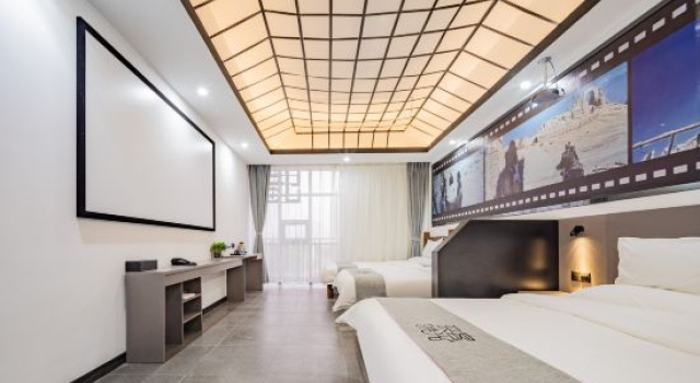 Кровать в общем номере Inke Time Movie Hotel