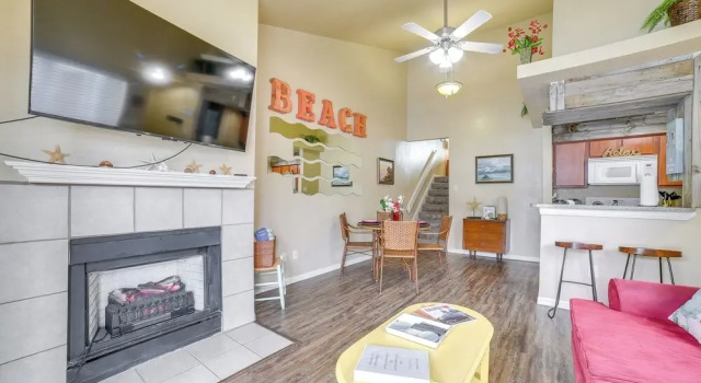Апартаменты c 1 комнатой с балконом Bay View, Pool Access: Romantic Galveston Retreat!