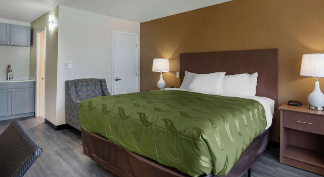 Люкс Quality Inn Saint Petersburg North-Tampa Bay