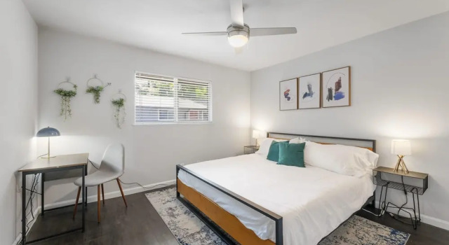 Prime Soco Chic 2BR King Suite w Pool Parking, Забронировать Апартаменты/квартира Остин Greater Austin, рядом с Lamar Plaza Shopping Center