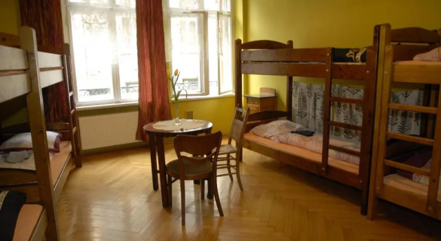 Кровать в общем номере Hostel Mleczarnia